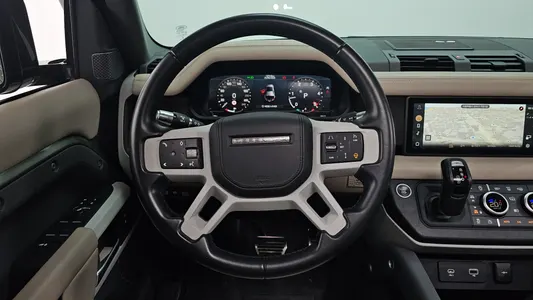 Land Rover (L663) 110 D300 HSE 2021 13