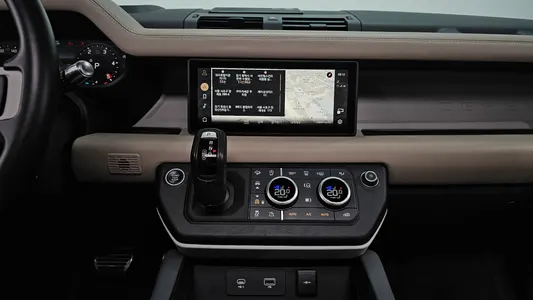 Land Rover (L663) 110 D300 HSE 2021 14