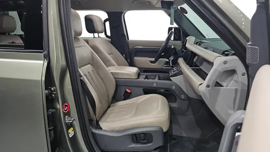Land Rover (L663) 110 D300 HSE 2021 10