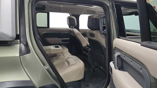 Land Rover (L663) 110 D300 HSE 2021 26