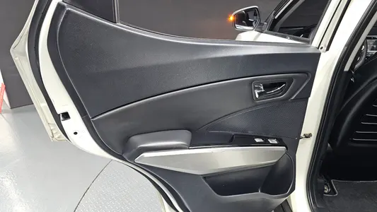 KG Mobility Tivoli LX 2WD 2015 25