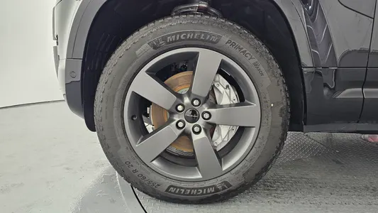 Land Rover (L663) 110 D300 X- HSE 2026 8