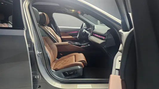 BMW 5 Series (G60) 530i xDrive M 2025 26