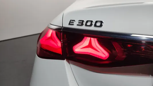 Mercedes-Benz E-Class W214 E300 4MATIC 2024 23