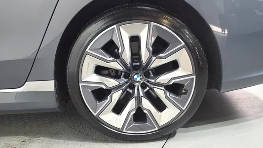 BMW i7 (G70) xDrive 60 2023 21