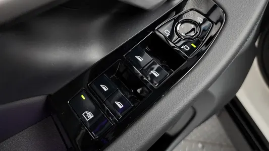 BMW 5 Series (G60) 520i M 2025 28