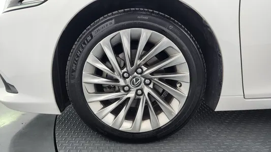 Lexus ES300h 7 2023 5