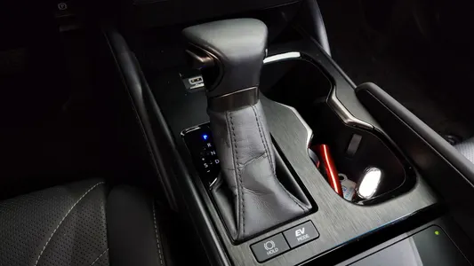 Lexus ES300h 7 2023 9
