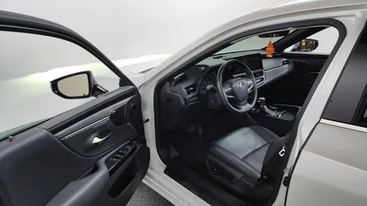 Lexus ES300h 7 2023 10