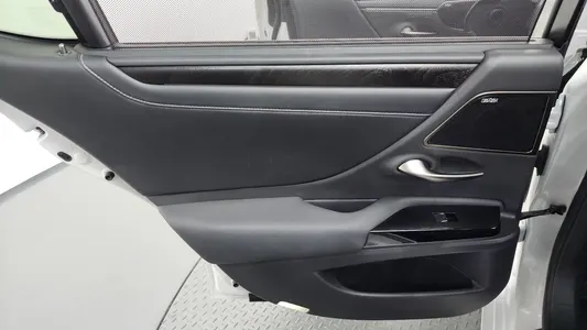 Lexus ES300h 7 2023 25