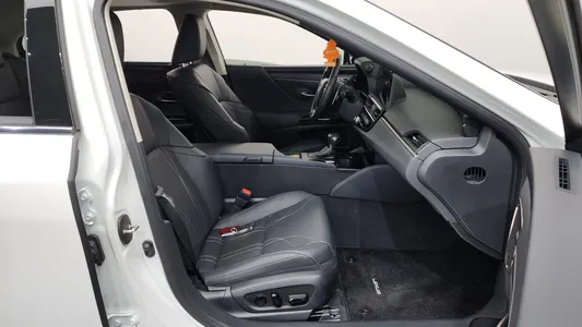 Lexus ES300h 7 2023 26