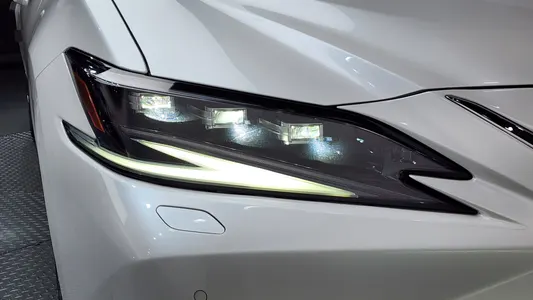 Lexus ES300h 7 2023 22