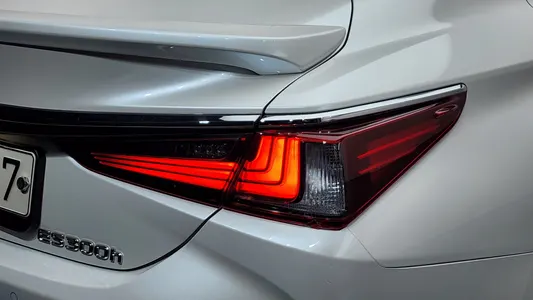 Lexus ES300h 7 2023 23