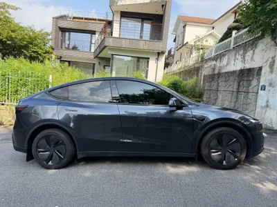 Tesla Y AWD 2025 4