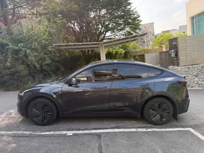 Tesla Y AWD 2025 8