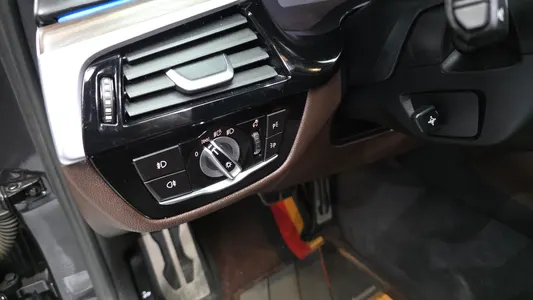 BMW 5 Series (G30) 520i M 2020 19