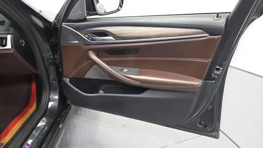 BMW 5 Series (G30) 520i M 2020 24