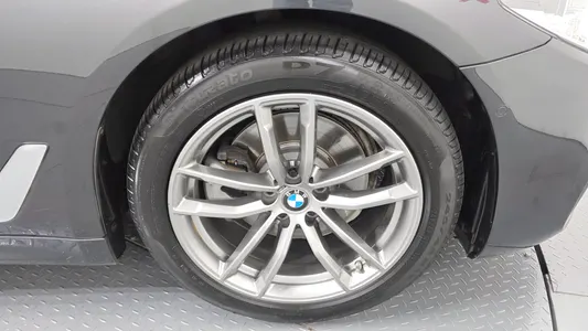 BMW 5 Series (G30) 520i M 2020 21