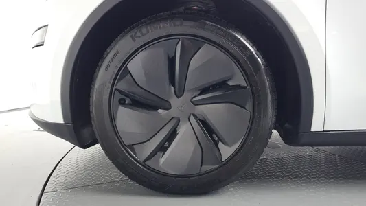 Tesla Y RWD 2026 5