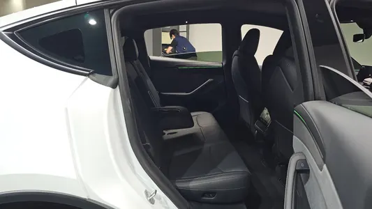 Tesla Y RWD 2026 12