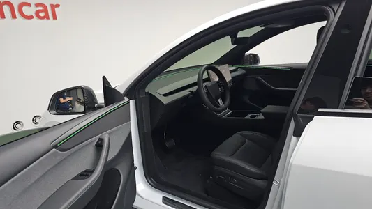 Tesla Y RWD 2026 10