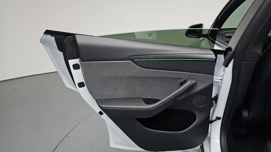 Tesla Y RWD 2026 26