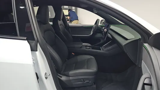 Tesla Y RWD 2026 27