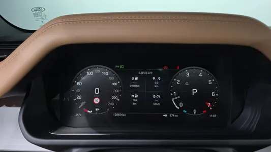 Land Rover (L663) 110 P300 X- SE 2025 8