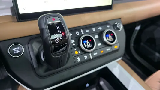 Land Rover (L663) 110 P300 X- SE 2025 9