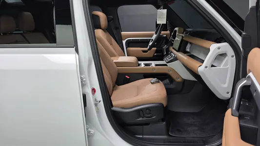 Land Rover (L663) 110 P300 X- SE 2025 27