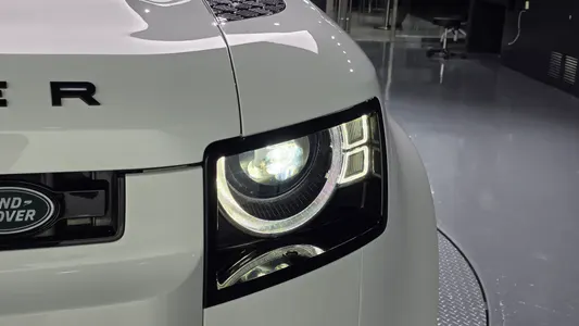 Land Rover (L663) 110 P300 X- SE 2025 23