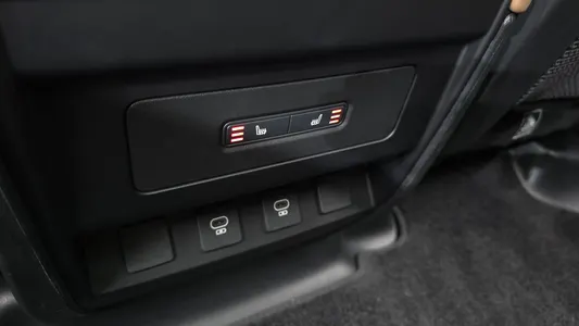 Land Rover (L663) 110 P300 X- SE 2025 31