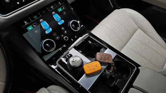 Land Rover 레인지로버 벨라 3.0 D300 R- HSE 2018 8