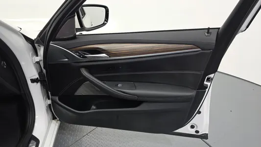 BMW 5 Series (G30) 530e 2021 25