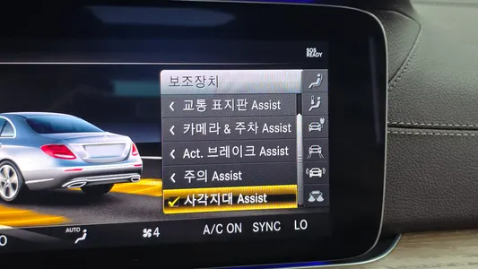 Mercedes-Benz E-Class W213 E300e 2019 16
