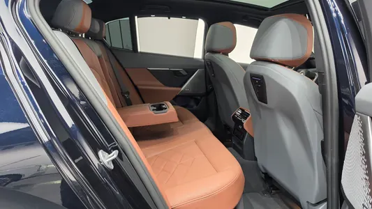 BMW 5 Series (G60) 530e xDrive M 2025 11