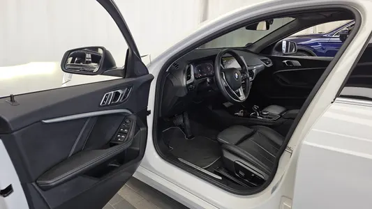BMW 1 Series (F40) 120i 2021 10