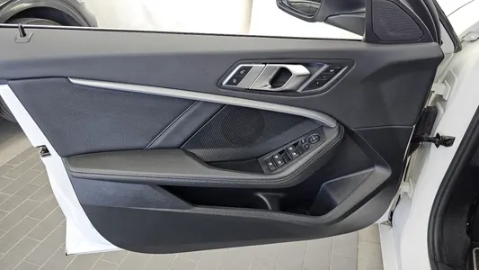 BMW 1 Series (F40) 120i 2021 24