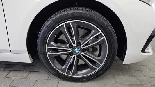 BMW 1 Series (F40) 120i 2021 21