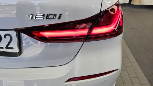 BMW 1 Series (F40) 120i 2021 23