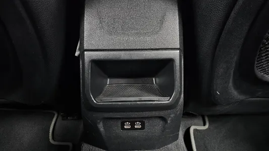 BMW 1 Series (F40) 120i 2021 29