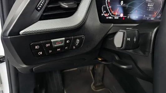 BMW 1 Series (F40) 120i 2021 30