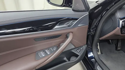 BMW 5 Series (G30) 530e M 2021 28