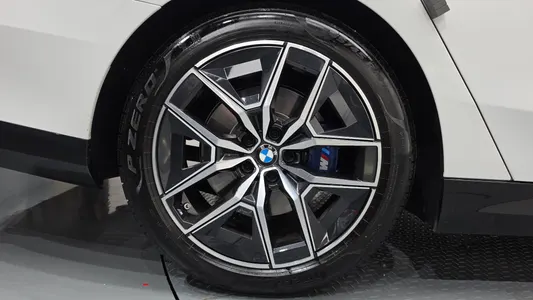 BMW 5 Series (G60) 520i M 2025 5