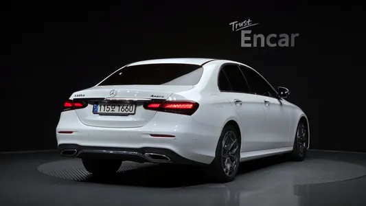 Mercedes-Benz E-Class W213 E220d 4MATIC AMG Line 2022