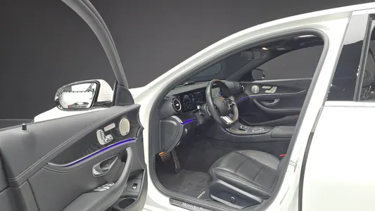 Mercedes-Benz E-Class W213 E220d 4MATIC AMG Line 2022 9