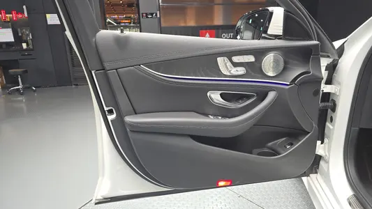 Mercedes-Benz E-Class W213 E220d 4MATIC AMG Line 2022 24