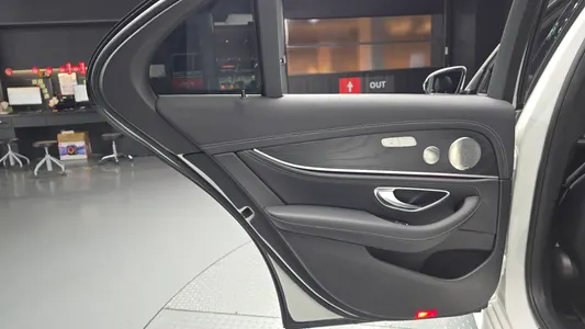Mercedes-Benz E-Class W213 E220d 4MATIC AMG Line 2022 25