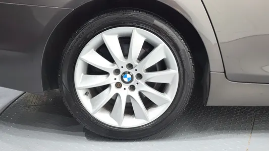 BMW 5 Series (F10) 528i xDrive 2012 4