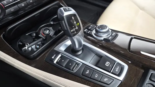 BMW 5 Series (F10) 528i xDrive 2012 8